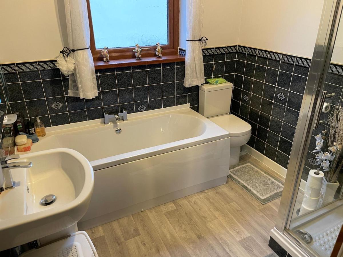 Dyffryn Taf - Spacious 3 Bedroom Bungalow Close To Amenities St Clears Bagian luar foto